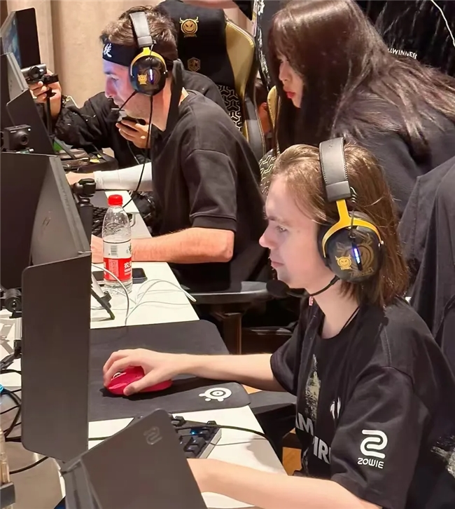 Zeus：比赛期间很想吃海底捞 奖杯非常重拿不动 S赛才是最重要的