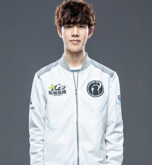 CSGO EPL S16：打比赛还能借队友显示器？