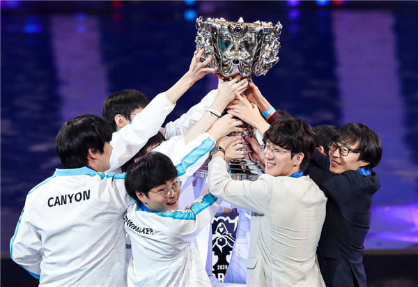 EPL S20 小组赛：实力压制 Vitality 2-0轻取FURIA