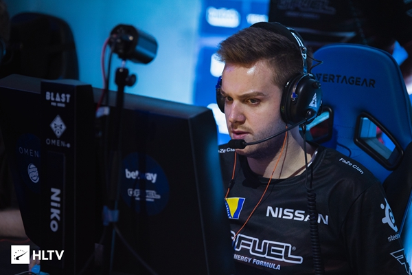 LPL女主持人希然晒照：一会赛前发布会见勒