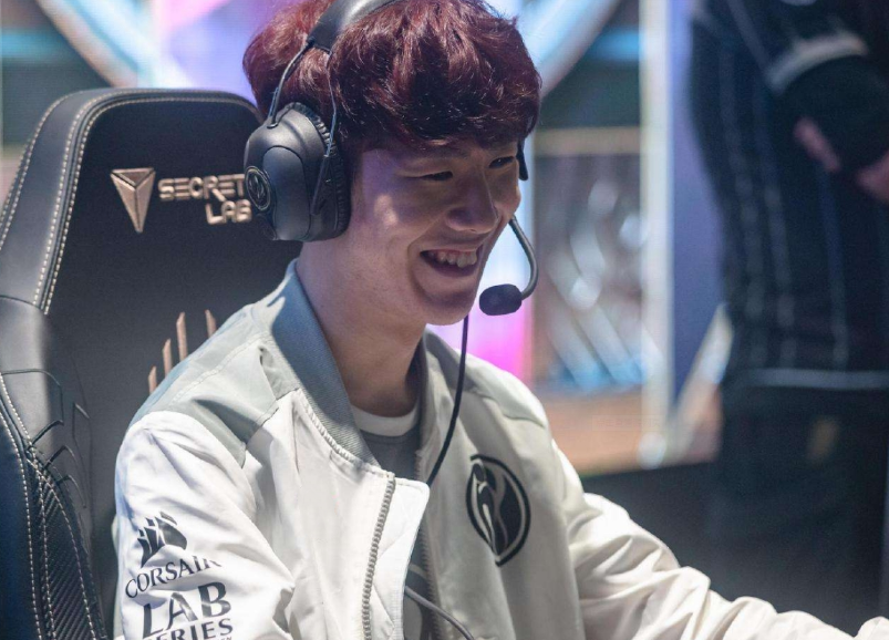 3月31日，传奇选手Faker 即将降临赛场！[打call] 从天才中单到不死魔王，出道十年，Faker选手为我们带来无数惊艳与震撼！