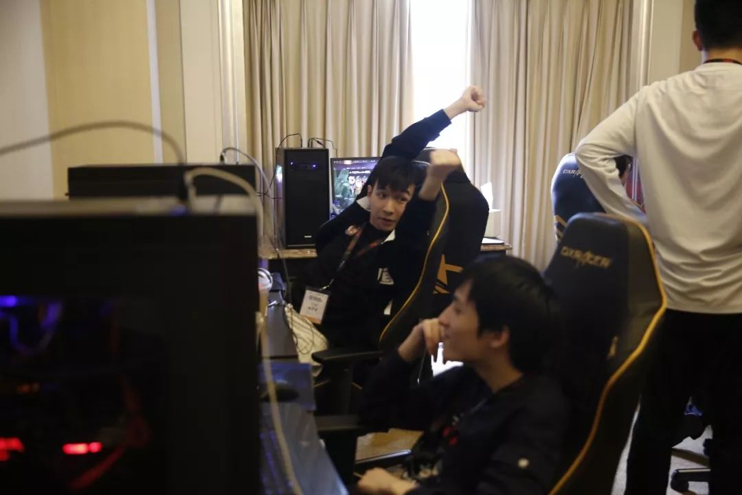 它真的进化了！Kanavi Wei 坚决锁定了她的兄弟，女枪将输出拉到最大，帮助 Top Esports 赢得了第一局